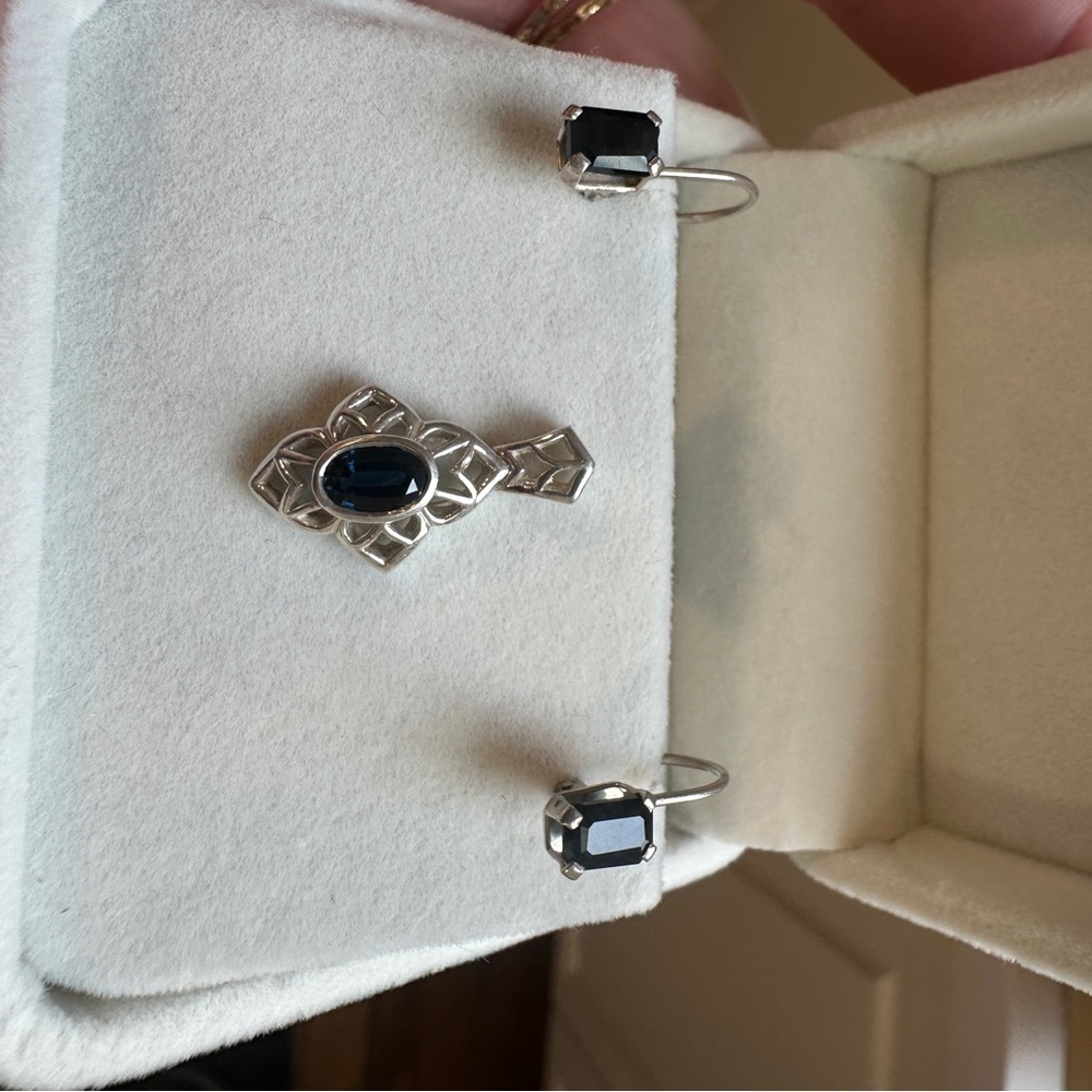 Vintage sterling silver and sapphire art deco pendant and earring set. - Picture 14 of 14